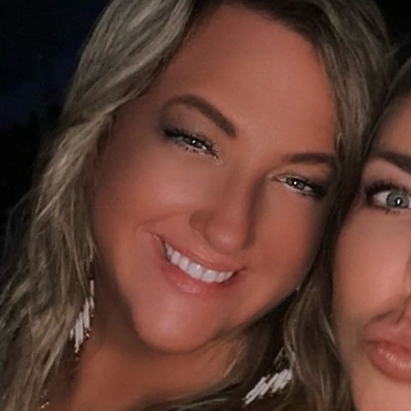 Hi 👋  I’m Ashley!💜 - Picture 1 of 3